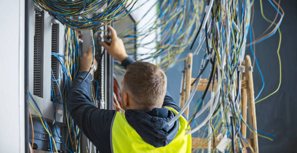 electricista trabajando en obra - electricity cables fotografías e imágenes de stock