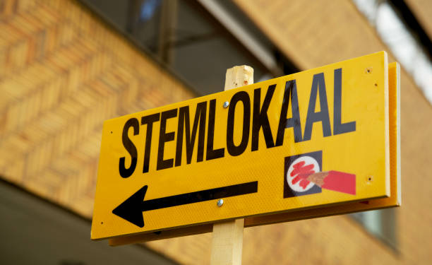 istock Dutch-language sign that points the way to the polling station 1307559117