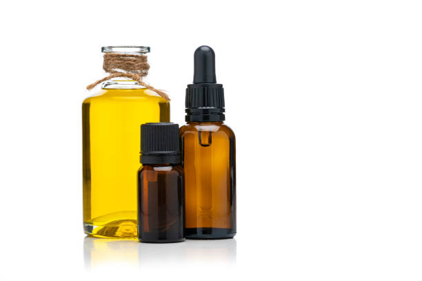 aromarherapy en gezondheidszorg: essentiële olie en massageolie geïsoleerde flessen op witte achtergrond - druppelfles stockfoto's en -beelden