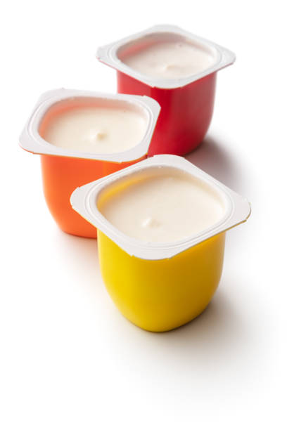 prodotti per bambini: yogurt isolato su sfondo bianco - yogurt container foto e immagini stock