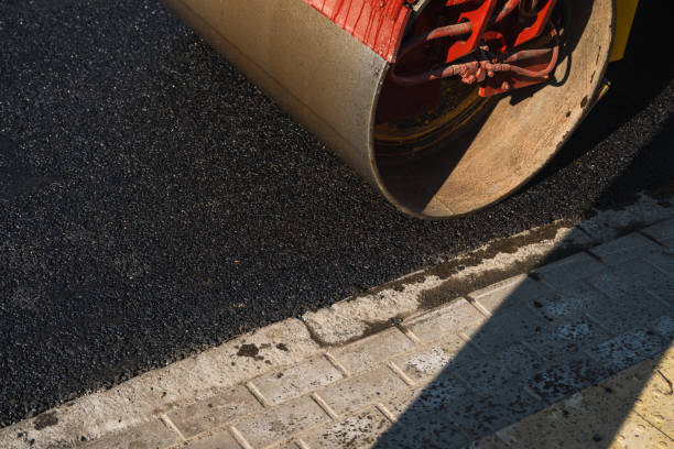 Asphalt road roller with heavy vibration roller compactor press new hot asphalt on the roadway on a road construction site. Heavy Vibration roller at asphalt pavement working. Repairing rodillo de carretera asfáltico con compactador de rodillos de vibración pesada prensa nuevo asfalto caliente en la carretera en una obra de construcción de la carretera. rodillo de vibración pesada en el pavimento asfáltico trabajando. reparación.