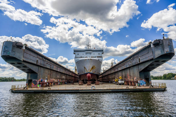 navio construído no estaleiro na polônia. - industry szczecin europe nautical vessel - fotografias e filmes do acervo