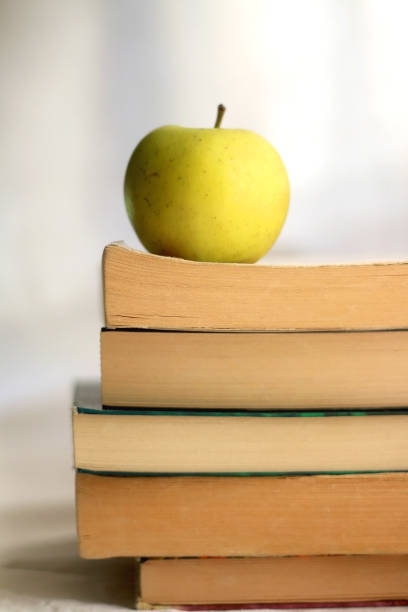 libros y apple - book stack dieting textbook fotografías e imágenes de stock