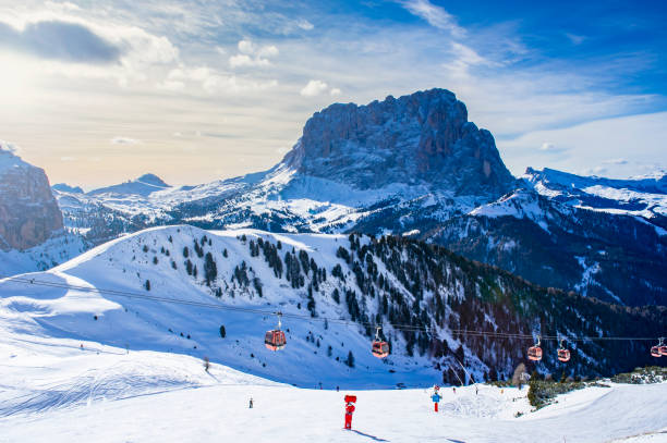 日没時ドロミテのスキーリゾート - alta badia ストックフォトと画像