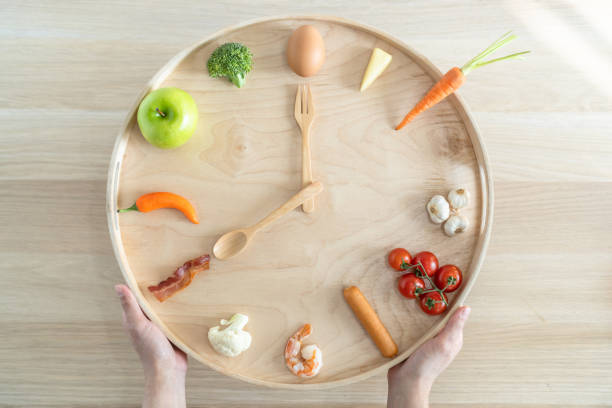 concepto intermitente de dieta de ayuno con temporizador de reloj de 8 horas para comer nutricional o keto bajo en carbohidratos, plato saludable de comida de alta protien y comida de 16 horas para bajar de peso - diabetes food fotografías e imágenes de stock