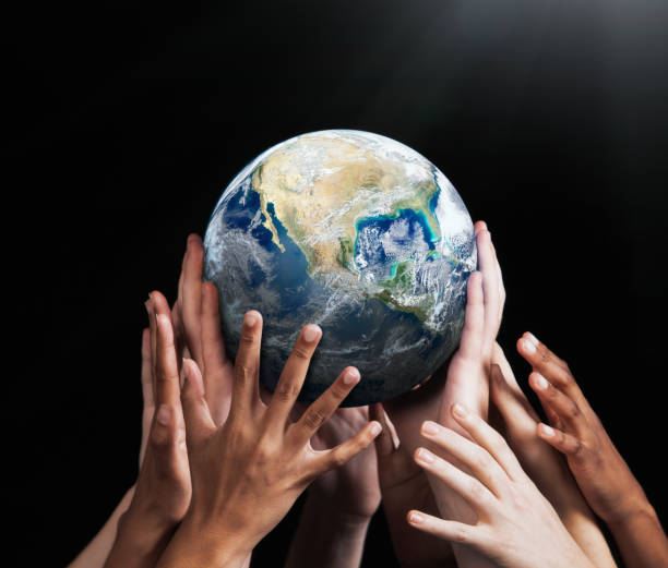 un gran grupo de manos apoyando al mundo, cuidándolo o en competencia - global warming fotografías e imágenes de stock