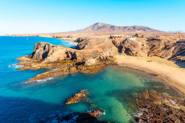 praia playa de papagayo, paisagem do deserto e céu azul. lanzarote - sky travel destinations tourism canary islands - fotografias e filmes do acervo