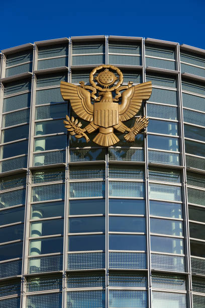 águila de oro y fachada de vidrio curvado de la entrada al tribunal theodore roosevelt de los estados unidos en brooklyn heights, ny. - theodore roosevelt fotografías e imágenes de stock