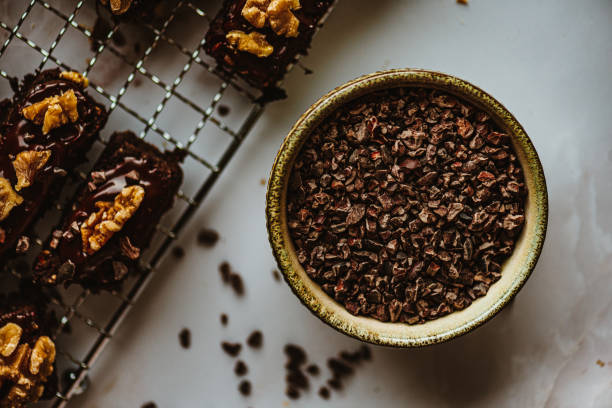 nibs de cacao crudo – cacao puro - plumín fotografías e imágenes de stock