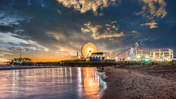 muelle de santa mónica hermoso californiano - santa monica beach los angeles county city of los angeles fotografías e imágenes de stock