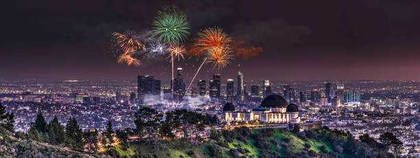 los angeles fireworks - hollywood california skyline city of los angeles panoramic imagens e fotografias de stock