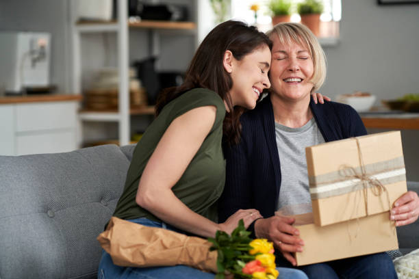 prezent od córki dla matki - gift mothers day birthday giving zdjęcia i obrazy z banku zdjęć