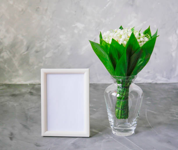 holzrahmen zum malen oder malen auf weißem hintergrund. goldener fotorahmen isoliert. goldener rahmen auf weiß. goldenes rahmenkonzept. weiße blumen. copyspace - vase fotos stock-fotos und bilder