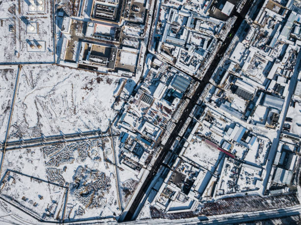 vue de point de vue de drone de l’entrepôt ou de l’usine industrielle en hiver - grand view point photos et images de collection