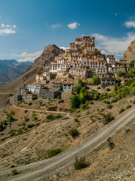 antiguo monasterio clave flanqueado por el himalaya y el río spiti, himachal pradesh, india. - kaza fotografías e imágenes de stock