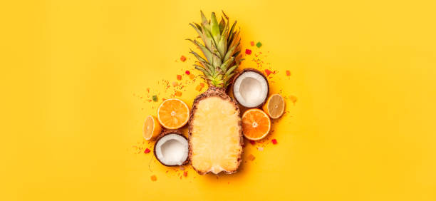 misture diferentes frutas tropicais de verão em um fundo amarelo com espaço de cópia. flat lay, vista superior - healthy eating close up lemon nut - fotografias e filmes do acervo