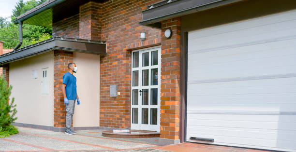 istock Delivery man dropping off pizza boxes at doorstep 1307608258