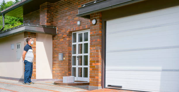 istock Delivery man dropping off pizza boxes at doorstep 1307608259
