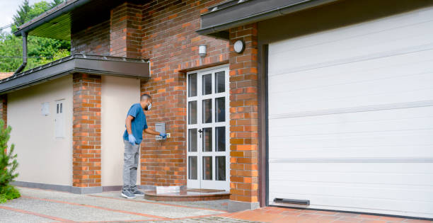 istock Delivery man dropping off pizza boxes at doorstep 1307608300