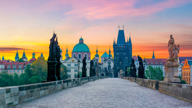 karlsbrücke (karluv most) und prager architektur bei sonnenaufgang, tschechische republik - charles bridge stock-fotos und bilder