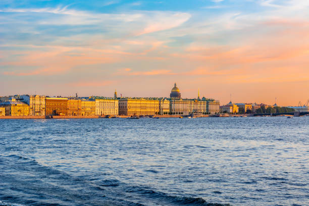 palace (dvortsovaya) embankment with st. isaac's cathedral dome at sunset, saint petersburg, russia - st isaacs cathedral imagens e fotografias de stock