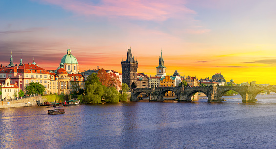 Panorama clásico de Praga con la Torre del Puente del Casco Antiguo y el puente de Carlos sobre el río Moldava al atardecer, República Checa photo