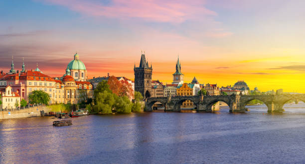 panorama clássico de praga com torre da ponte da cidade velha e ponte charles sobre o rio vltava ao pôr do sol, república tcheca - prague czech republic high angle view aerial view - fotografias e filmes do acervo