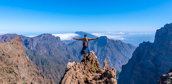 Un joven tras finalizar la caminata en la cima del volcán de Caldera de Taburiente cerca del Roque de los Muchachos una tarde de verano, La Palma, Islas Canarias. España photo