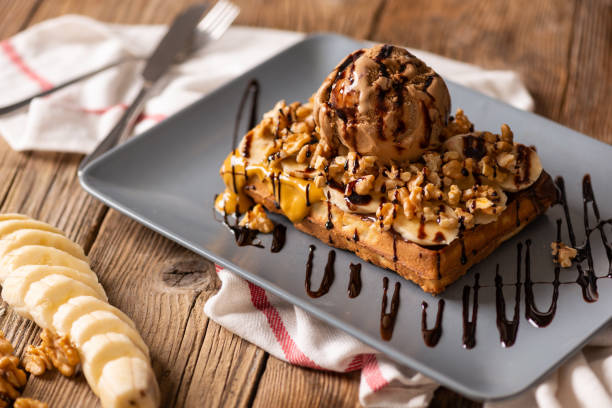 호두, 바나나, 아이스크림을 곁들인 와플 - waffle syrup pouring breakfast 뉴스 사진 이미지
