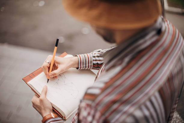 istock Artist drawing outdoors in city 1307638846