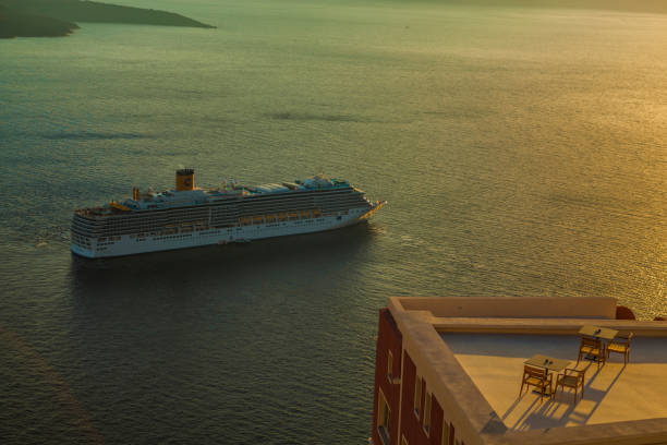 vista a la azotea con crucero, isla de santorini, grecia - greek islands table window sun fotografías e imágenes de stock