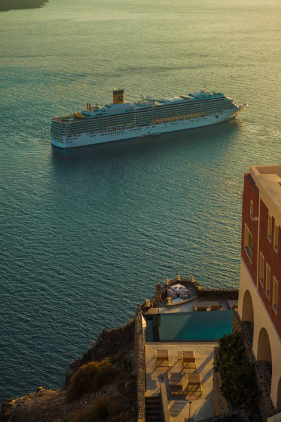 vista a la azotea con crucero, isla de santorini, grecia - greek islands table window sun fotografías e imágenes de stock