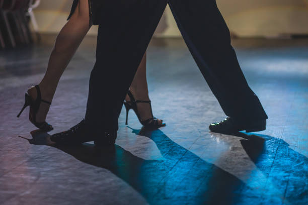 танцы обувь молодой пары, пары танцы традиционных латинских аргентинских танец милонга в бальном зале, танго сальса бачата kizomba урок, танце� - sexy girl стоковые фото и изображения