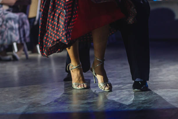 젊은 부부의 춤 신발, 볼룸에서 전통 라틴 어 아르헨티나 댄스 milonga 춤 커플, 탱고 살사 bachata kizomba 수업, 댄스 페스티벌, 나무 바닥, 신발의 가까이 보기 - polka dancing 뉴스 사진 이미지