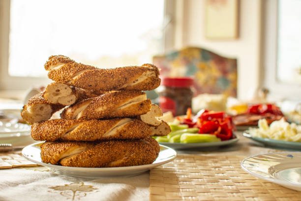 delicioso e rico café da manhã turco tradicional incluem tomates, pepinos, queijo, manteiga, ovos, mel, pão, rosquinhas, azeitonas e xícaras de chá. ramadan suhoor, conhecido como sahur. - simit - fotografias e filmes do acervo