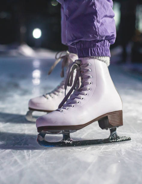 새로운 화이트 아이스 스케이트 부츠의 클로즈업 모션, 경기장에서 여자 아이스 스케이팅, 겨울에 아이스 스케이팅의 개념, 휴일 크리스마스 크리스마스 시간의 클로즈업 - ice skating ice hockey child family 뉴스 사진 이미지