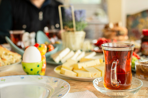 Delicioso desayuno turco tradicional abundante incluye tomates, pepinos, queso, mantequilla, huevos, miel, pan, bagels, aceitunas y tazas de té. Ramadán Suhoor alias Sahur. photo