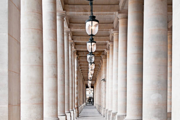 colonnade in palais royal, paris (near colonnes de buren, conseil d'etat and constitution conseil) - palais royal stock-fotos und bilder