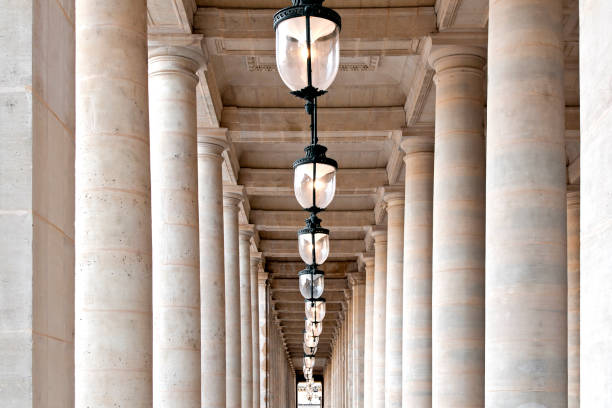 колоннада в королевском дворце, рядом с государственным советом и конституционным советом - palais royal стоковые фото и изображения