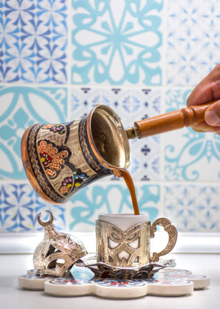 geleneksel türk kahvesi ve tenceresi - türk kahvesi stok fotoğraflar ve resimler