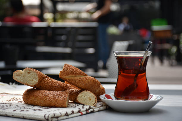 tradizionale tè turco nero - simit foto e immagini stock