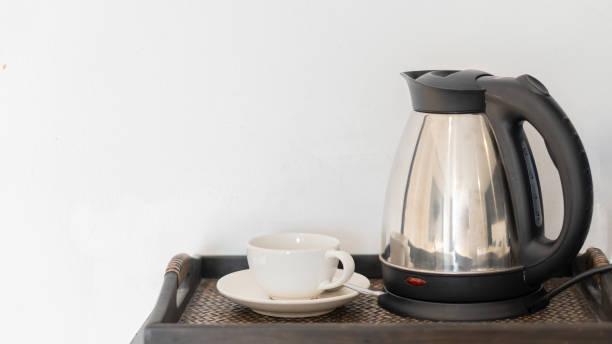 ホテルのテーブルにはコーヒーマグカップと温水ボイラーが備わっています。 - cup coffee pot coffee coffee cup ストックフォトと画像