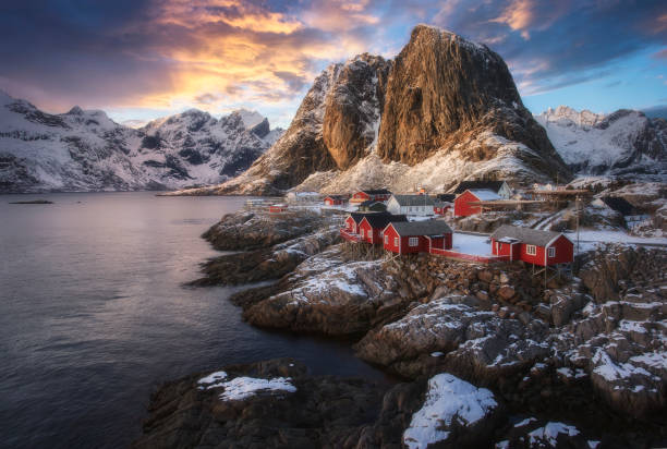 冬の赤いロブの家とロフォーテン諸島、ノルウェーの有名な観光名所ハノイ漁村の夜の景色 - snow winter coastline sunrise ストックフォトと画像