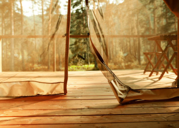 offene glamping zelt vorhänge hintergrund - naturpark stock-fotos und bilder