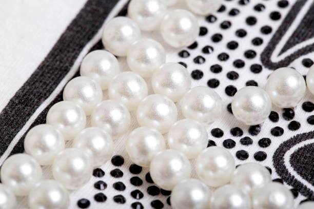 スタイリッシュな服、マクロに白いボールの形で美しい真珠の装飾 - pearl necklace earring jewelry ストックフォトと画像