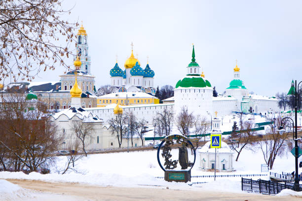 sergiev posad en hiver - russian orthodox orthodox church cathedral russian culture photos et images de collection