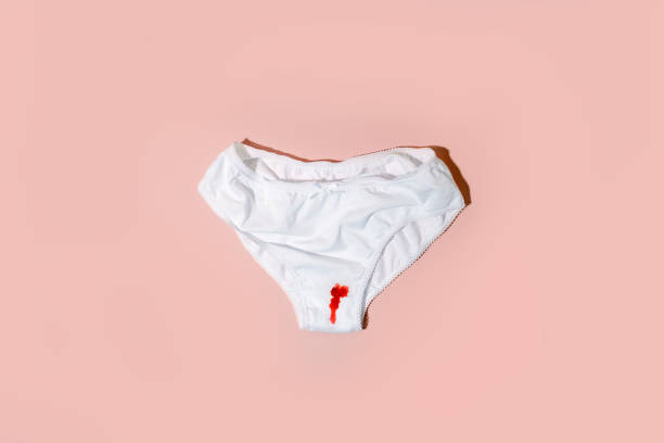 신선한 붉은 피의 흔적을 가진 여성을위한 흰색 면 팬티. 생리, 여성 수치, 금기, 매일 위생, 중요한 날, 월경전 증후군의 개념 - taboo 뉴스 사진 이미지