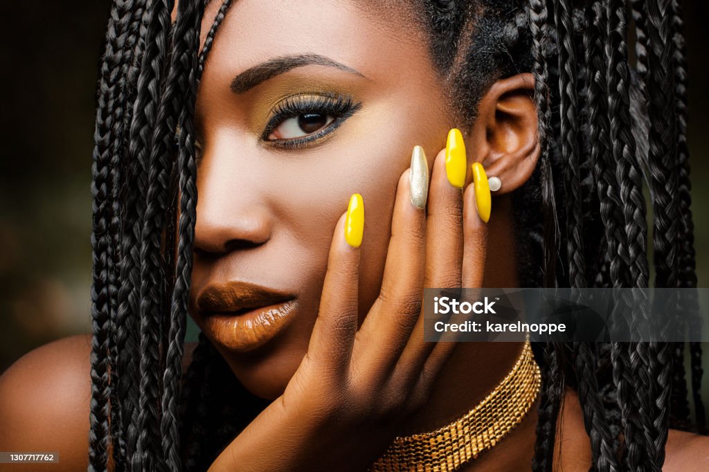 官能的なアフリカ女性の美の肖像画。 - 手の爪のロイヤリティフリーストックフォト