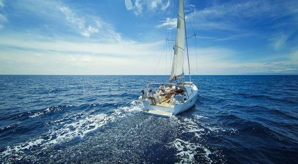 vela con barca a vela, vista dal drone - sailing sailboat sail yacht foto e immagini stock