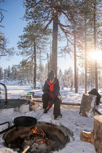 frau schneeschuhwandern in schneebedecktem wald in finnland - winter snowshoeing running snowshoe stock-fotos und bilder